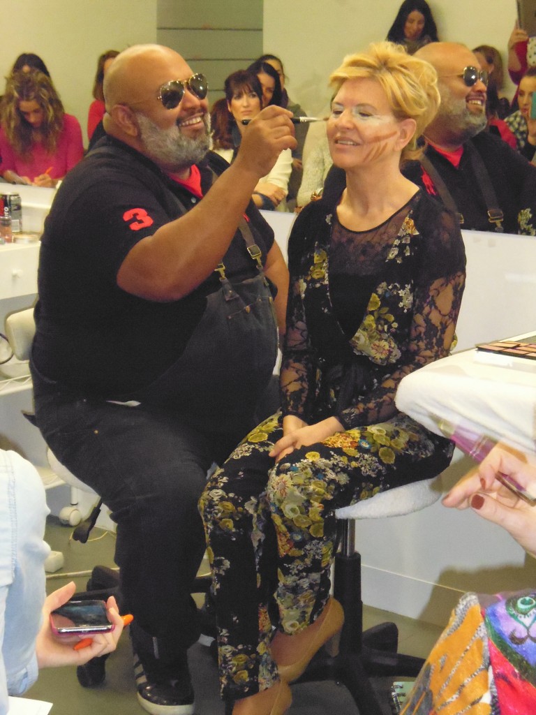 Lewis realizando uno de sus maquillajes
