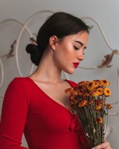 maquillaje invitada labios marcados